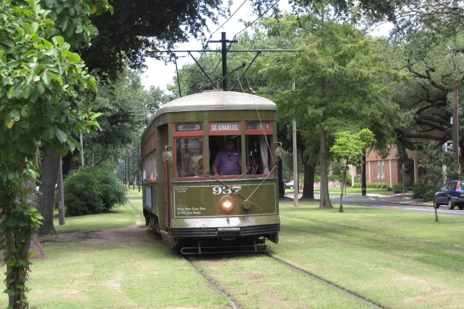 New Orleans linje 12 St. Charles Streetcar med motorvogn 937 nær S Carrollton / Willow (2010)