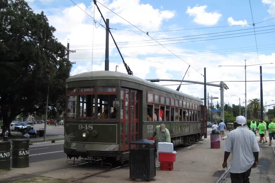 New Orleans linje 12 St. Charles Streetcar med motorvogn 948 ved S Claiborne (2010)