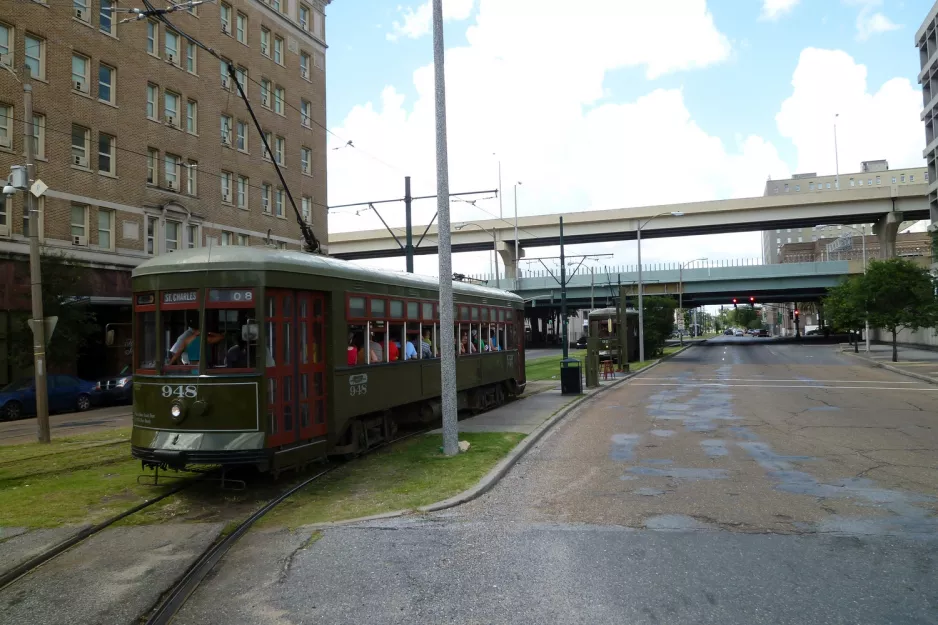 New Orleans linje 12 St. Charles Streetcar med motorvogn 948 ved St Charles / Howard (2010)