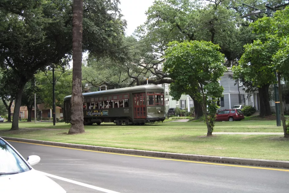 New Orleans linje 12 St. Charles Streetcar med motorvogn 972 ved S Claiborne (2010)