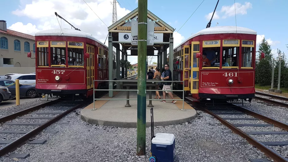 New Orleans linje 2 Riverfront med motorvogn 457 ved Dumaine St. (2018)