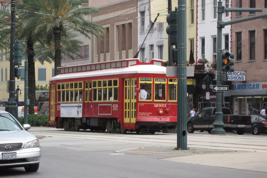 New Orleans linje 47 Canal Streetcar med motorvogn 2003 nær Canal / Baronne (2010)