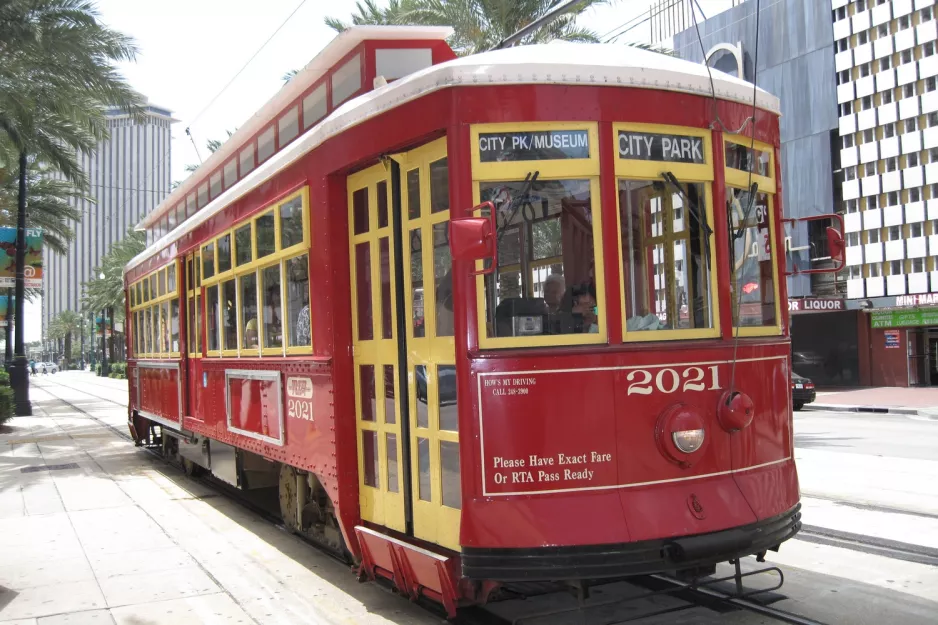 New Orleans linje 48 Canal Streetcar med motorvogn 2021 nær Canal / S Peters (2010)