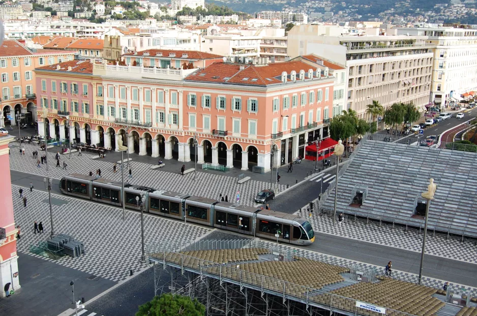 Nice sporvognslinje 1 med lavgulvsledvogn 026 på Place Massena (2014)