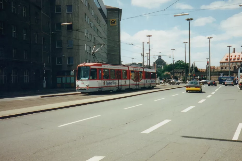 Nürnberg sporvognslinje 5 med ledvogn 362 nær Bahnhofplatz (1996)