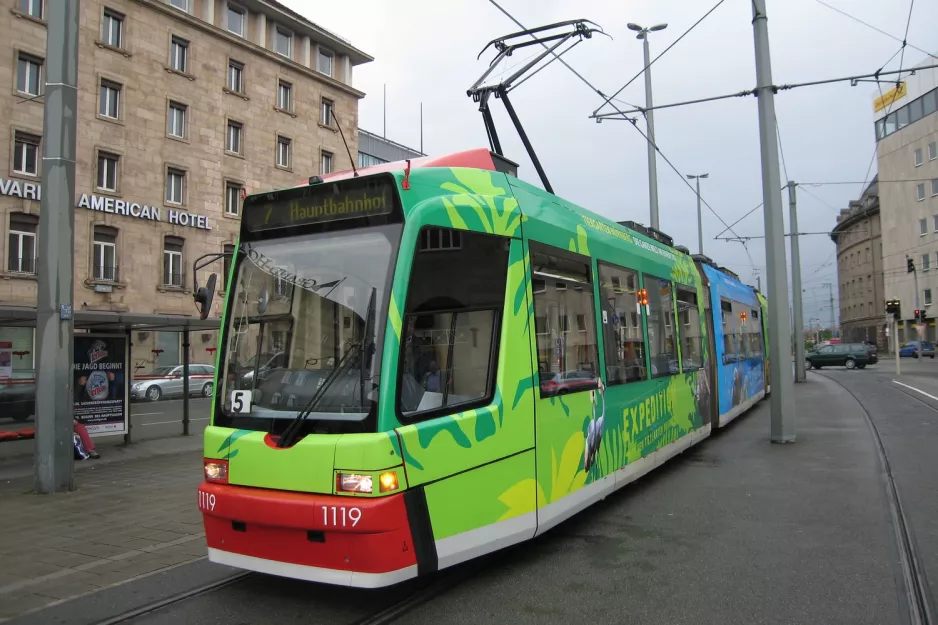 Nürnberg sporvognslinje 7 med lavgulvsledvogn 1119 ved Bahnhofplatz (2010)