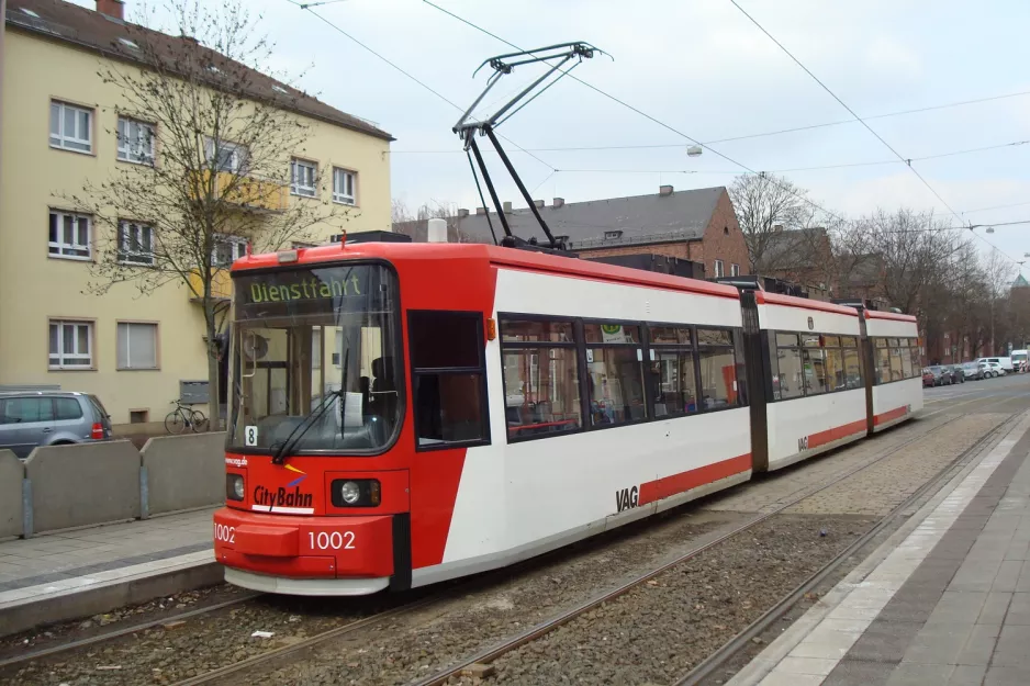 Nürnberg sporvognslinje 8 med lavgulvsledvogn 1002 ved Tristanstraße (2013)