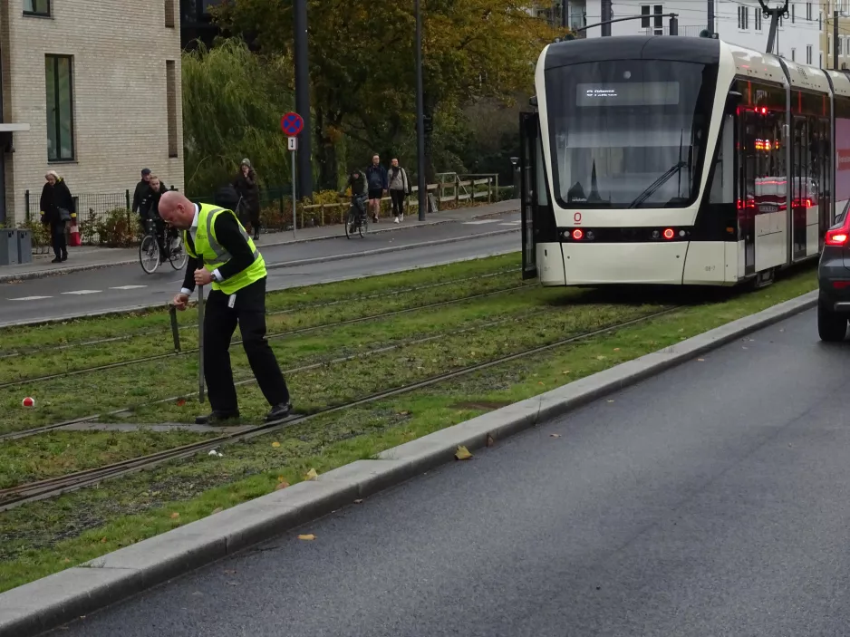 Odense lavgulvsledvogn 08 "Eventyret" på Albanigade (2023)