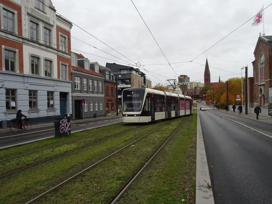 Odense lavgulvsledvogn 08 "Eventyret" udenfor Domhuset i Albanigade (2023)