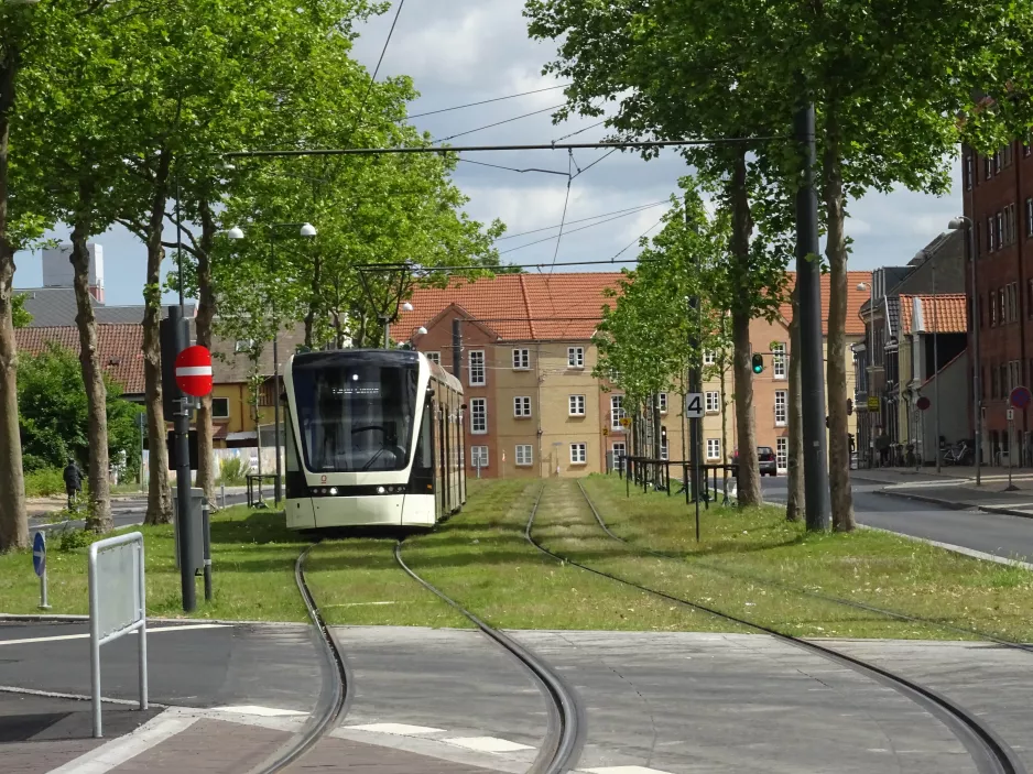 Odense Letbane med lavgulvsledvogn 02 "Kompasset" nær Benedikts Plads (2022)