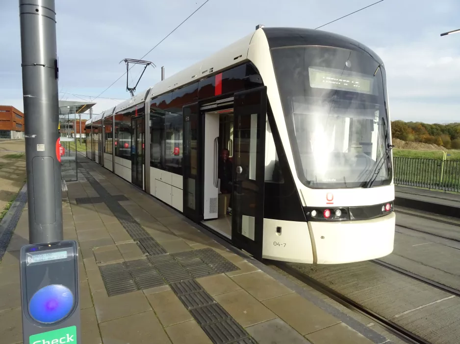 Odense Letbane med lavgulvsledvogn 04 "Strømmen" ved SDU Syd / Hospital Nord (2023)