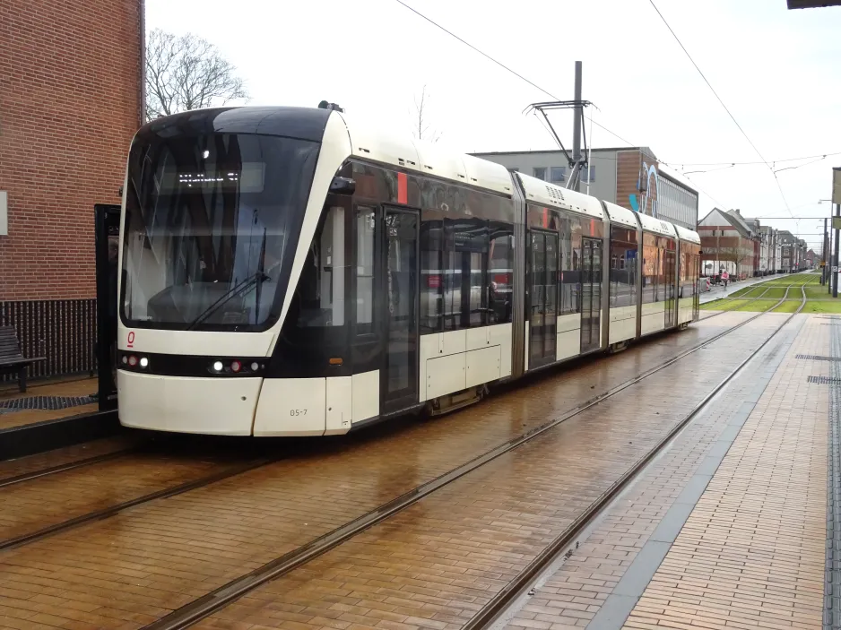 Odense Letbane med lavgulvsledvogn 05 "Opdagelsen" ved Kongensgade (2024)