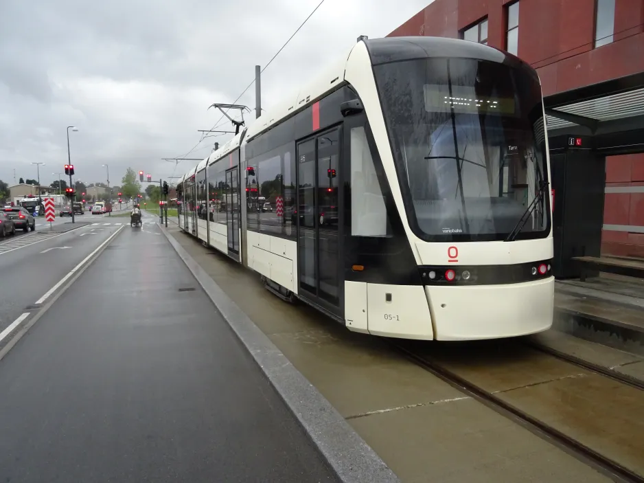 Odense Letbane med lavgulvsledvogn 05 "Opdagelsen" ved Tarup Center (2024)