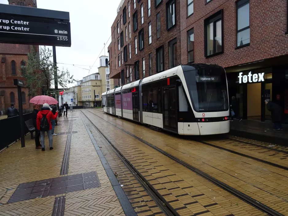 Odense Letbane med lavgulvsledvogn 07 "Drømmen" ved Albani Torv (2023)