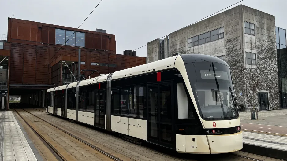 Odense med lavgulvsledvogn 03 "Forbindelsen" ved SDU/University (2025)
