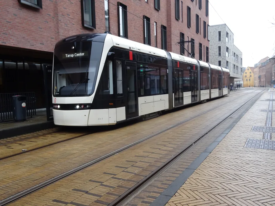 Odense med lavgulvsledvogn 13 "Øjeblikket" ved ODEON (2025)