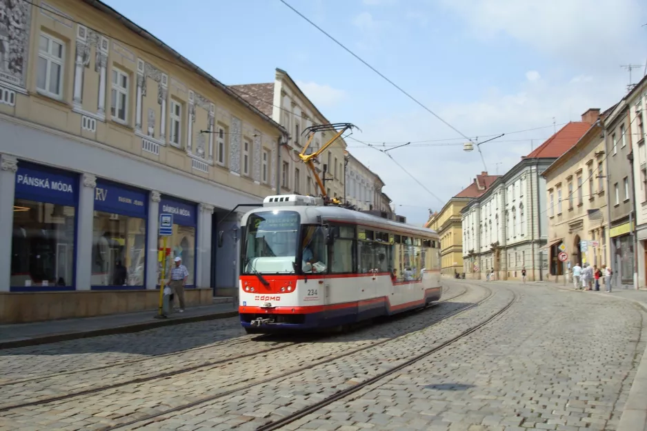 Olomouc sporvognslinje 2 med motorvogn 234 ved U Dómu (2011)