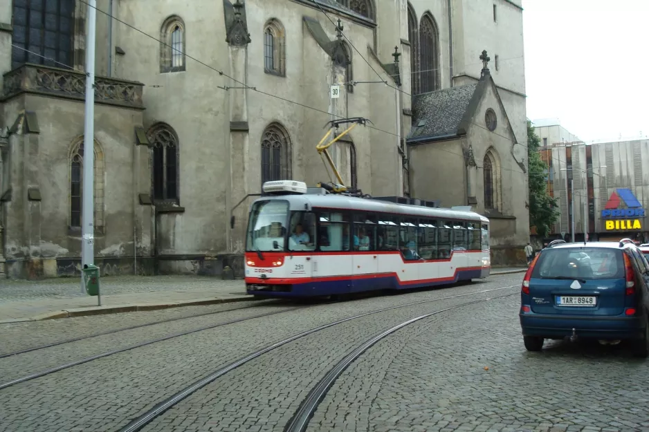 Olomouc sporvognslinje 4 med motorvogn 251 på 8. května (2011)