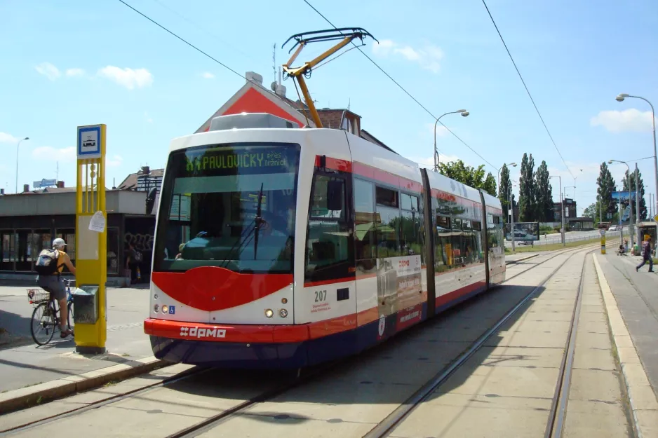 Olomouc sporvognslinje X4 med lavgulvsledvogn 207 ved Aut.nádraží podchod (2008)