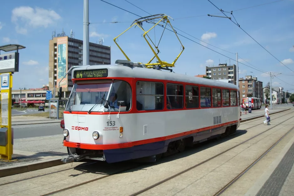 Olomouc sporvognslinje X4 med motorvogn 153 ved Hlavi Nádraž (2008)