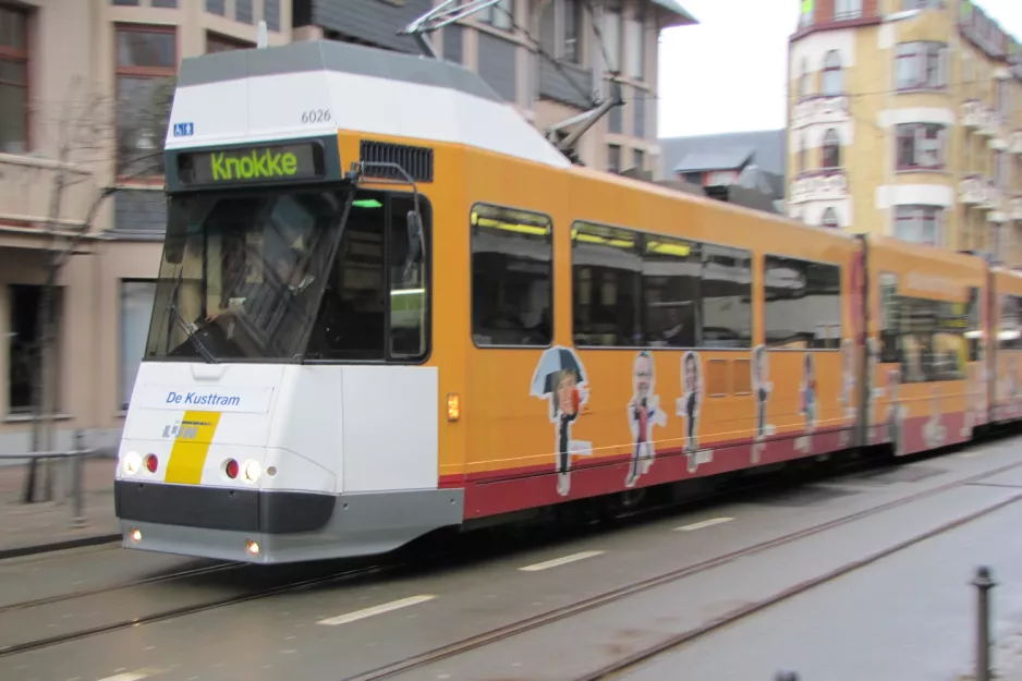 Oostende De Kusttram med ledvogn 6026 på Koningsstraat (2011)