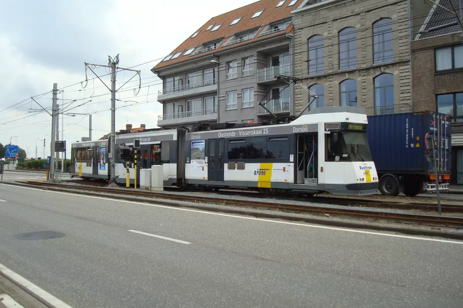 Oostende De Kusttram med ledvogn 6031, siden Kustlaan, Zeebrugge Vaart (2014)