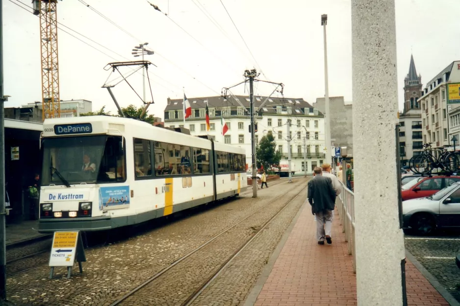 Oostende De Kusttram med ledvogn 6039 ved Koning Leopold III plein Blankenberge (2002)