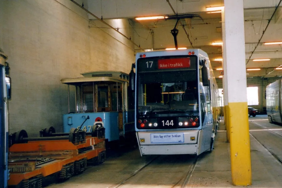 Oslo museumsvogn 647 inde i Grefen trikkebase (2005)