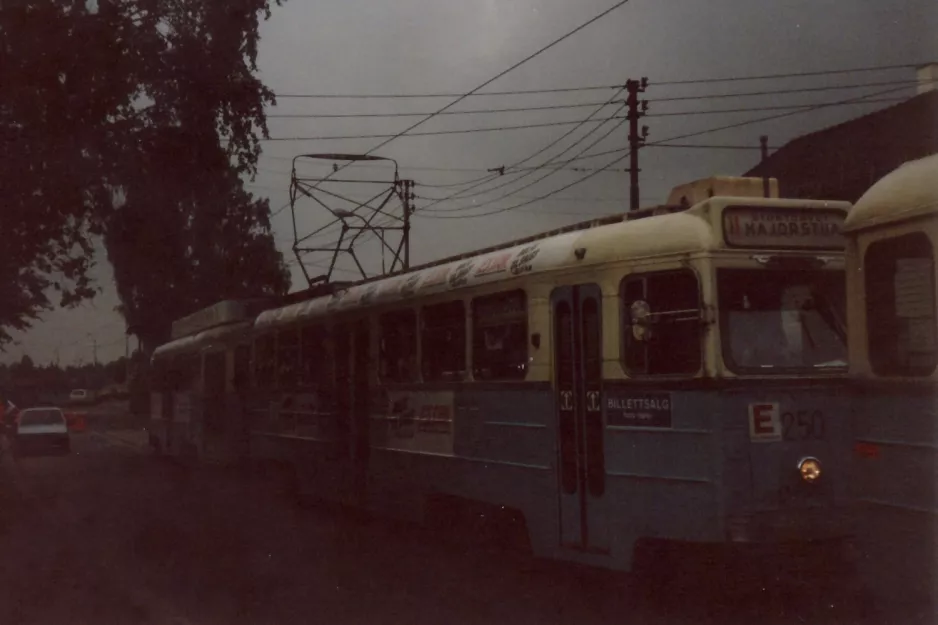 Oslo sporvognslinje 11 med motorvogn 250 ved Kjelsås (1987)