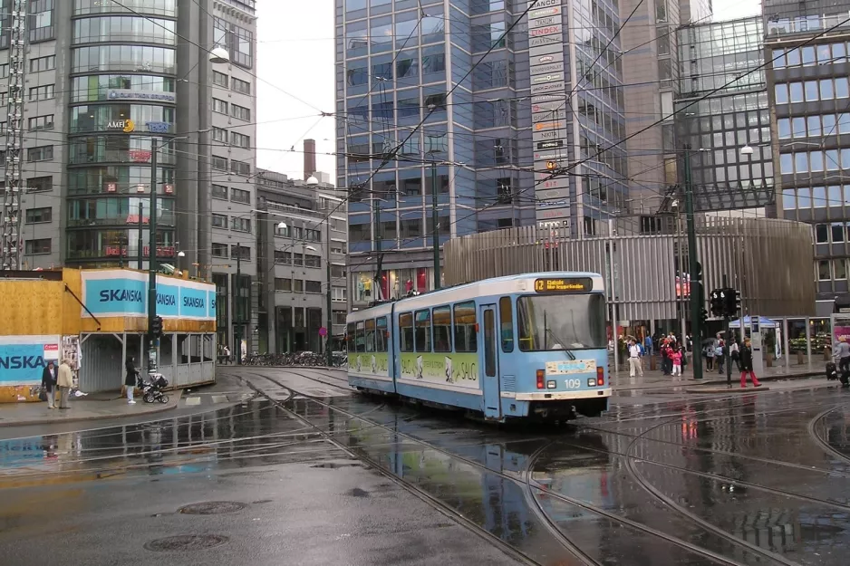 Oslo sporvognslinje 12 med ledvogn 109 på Jernbanetorget (2010)