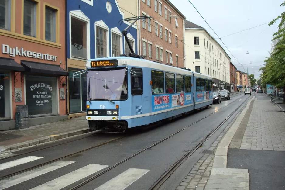 Oslo sporvognslinje 12 med ledvogn 116 på Thorvald Meyers gate (2009)