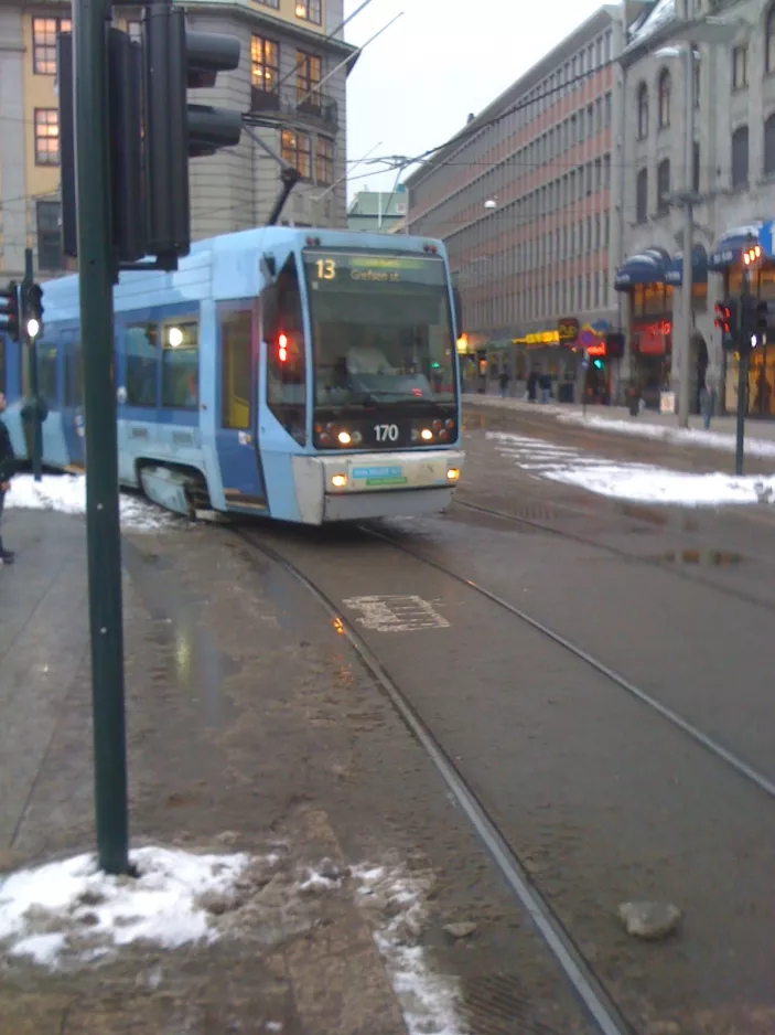 Oslo sporvognslinje 13 med lavgulvsledvogn 170 nær Jernbanetorget (2010)