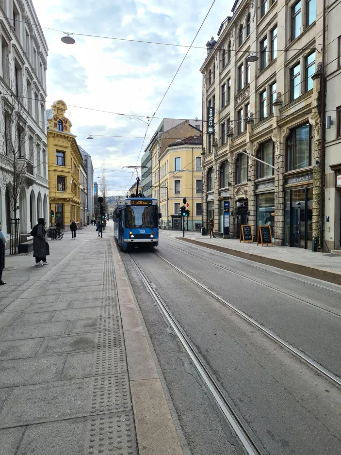 Oslo sporvognslinje 13 med ledvogn 108 på Prinsens gate (2022)