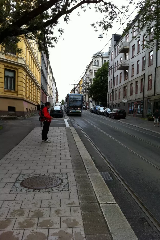 Oslo sporvognslinje 18 med lavgulvsledvogn 171 på Thereses gate (2011)