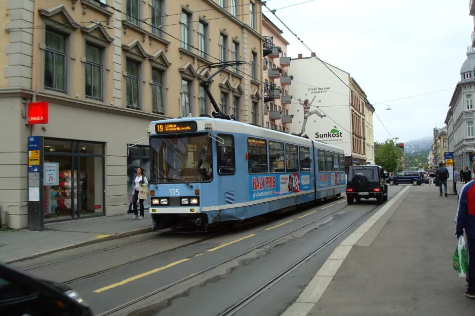 Oslo sporvognslinje 19 med ledvogn 135 på Bogstadveien (2009)