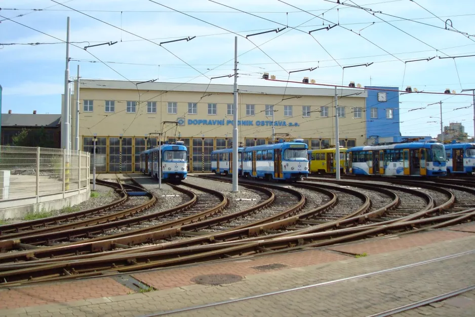 Ostrava motorvogn 1033 foran Vozovna Křivá (2008)