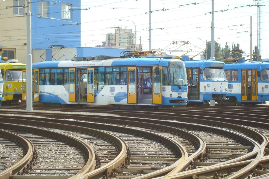 Ostrava motorvogn 1321 foran Vozovna Křivá (2008)