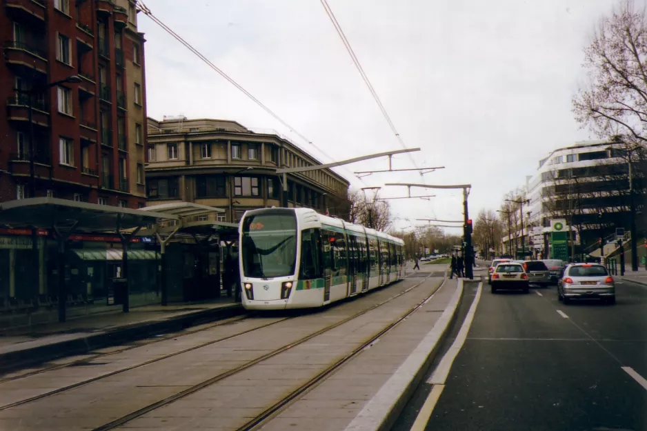 Paris sporvognslinje T3a med lavgulvsledvogn 313 ved Balard (2007)