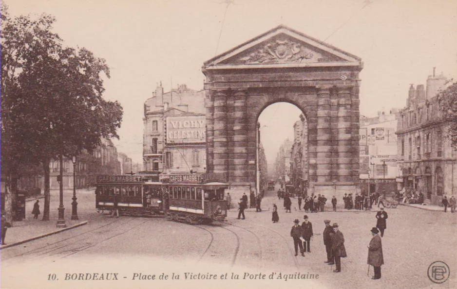 Postkort: 10. BORDEAUX - Place de la Victoire et la Porte d'Aquitaine (1919)
