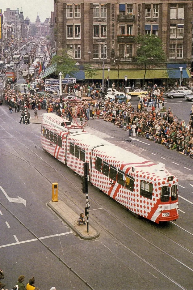 Postkort: Amsterdam ekstralinje 6 med ledvogn 700 på Dam (1975)