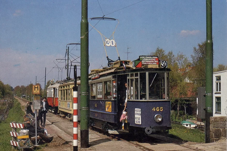 Postkort: Amsterdam museumslinje 30 med motorvogn 465 ved Kalfjeslaan (1982)