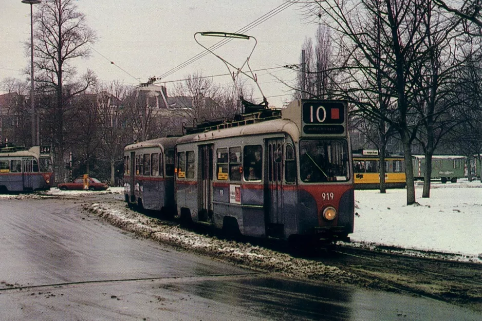 Postkort: Amsterdam sporvognslinje 10 med motorvogn 919 tæt på Vijzelgracht (1979)