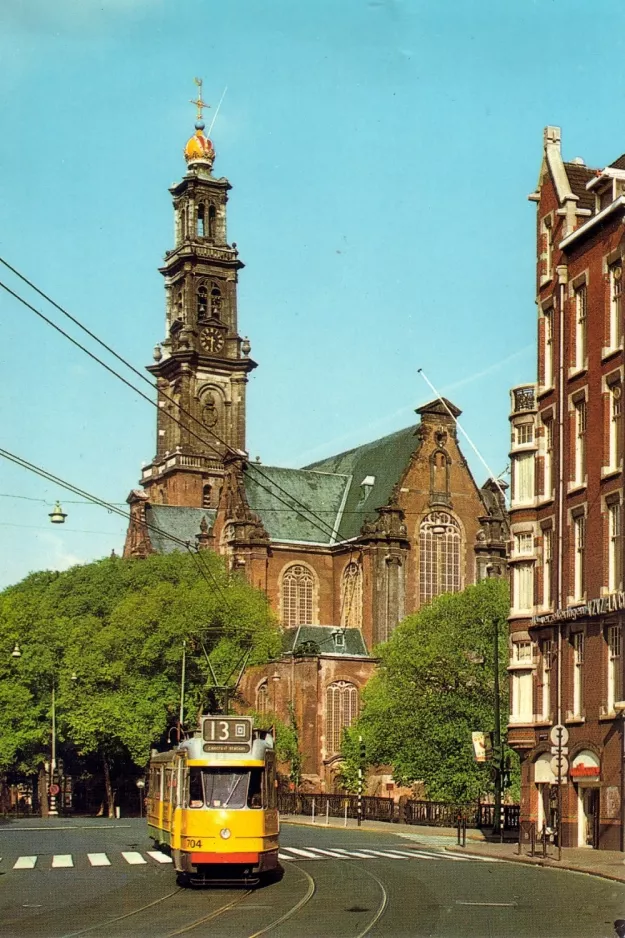 Postkort: Amsterdam sporvognslinje 13 med ledvogn 704 foran De Westerkerk (1976)