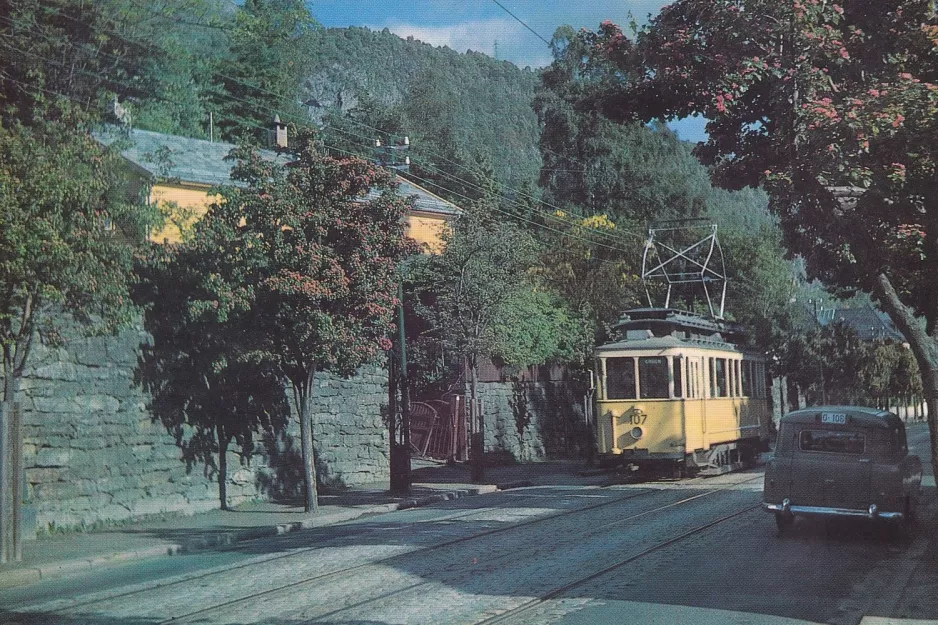 Postkort: Bergen motorvogn 107 på Årstadveien (1956)