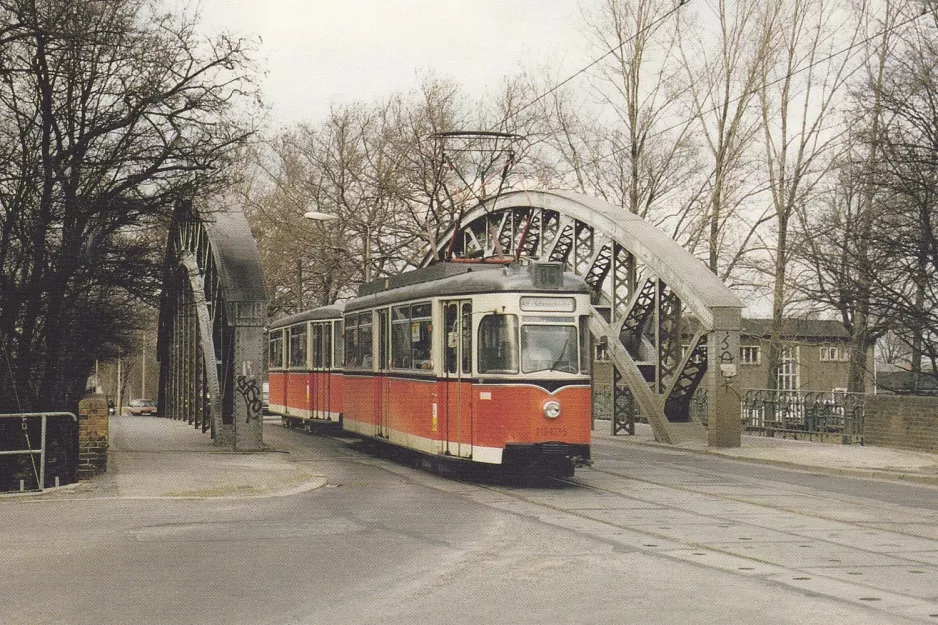 Postkort: Berlin sporvognslinje 68 med motorvogn 218 037-5 på Grünauer Brücke, Teltowkanal (1993)