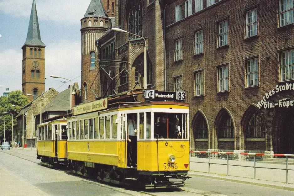 Postkort: Berlin Themenfahrten med motorvogn 5256 i Alt-Köpenick (1990)