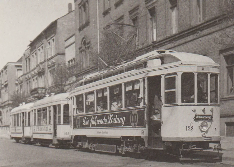 Postkort: Braunschweig ekstralinje 10 med motorvogn 158 på Augusttorwall (1949)