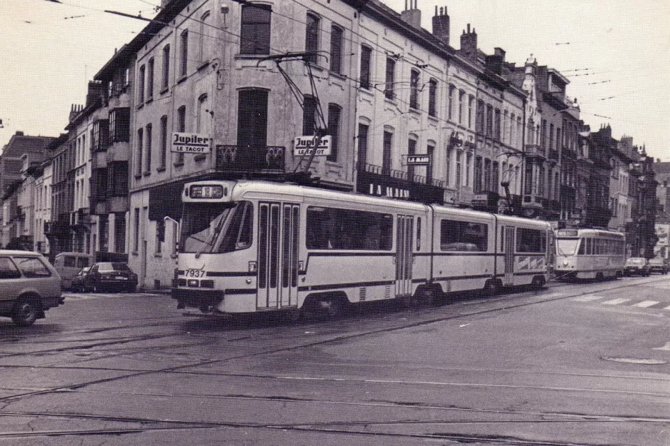 Postkort: Bruxelles sporvognslinje 18 med ledvogn 7937 på Brugmannlaan / Avenue Brugmann (1981)