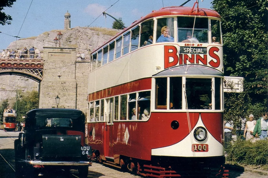 Postkort: Crich museumslinje med dobbeltdækker-motorvogn 100 på Tramway Village (1989)