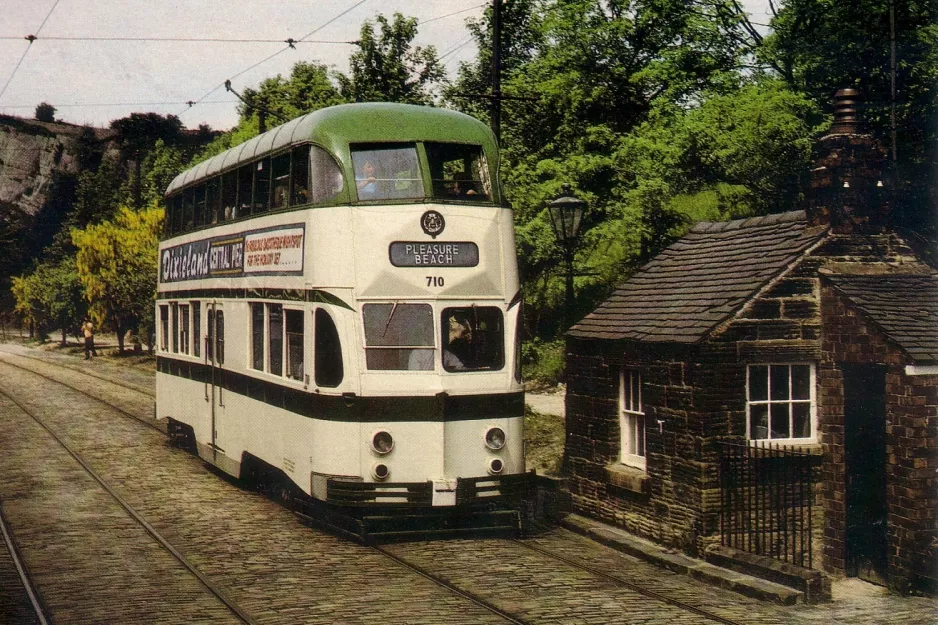 Postkort: Crich museumslinje med dobbeltdækker-motorvogn 710 i Tramway Village (1970)